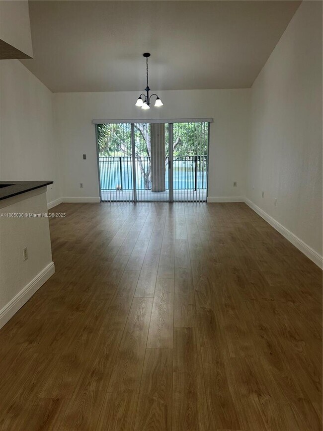 Foto del edificio - 2549 Centergate Dr