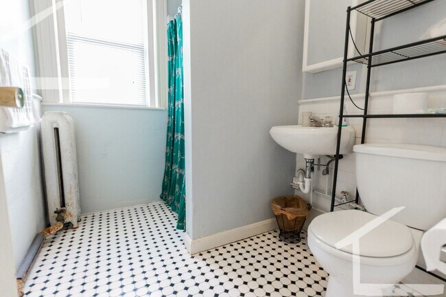 Building Photo - Large Recently Renovated Unit, Central Hea...