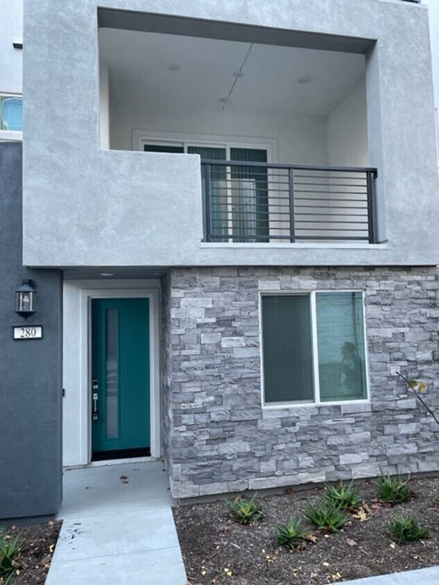Primary Photo - Welcome to this stunning 3-bedroom, 3.5-ba...