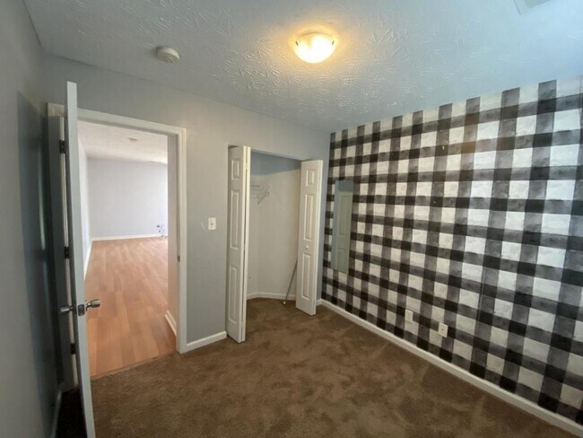 Building Photo - 120 River Run Ct.