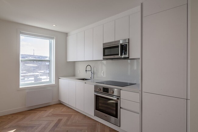 Building Photo - 590 Av Outremont