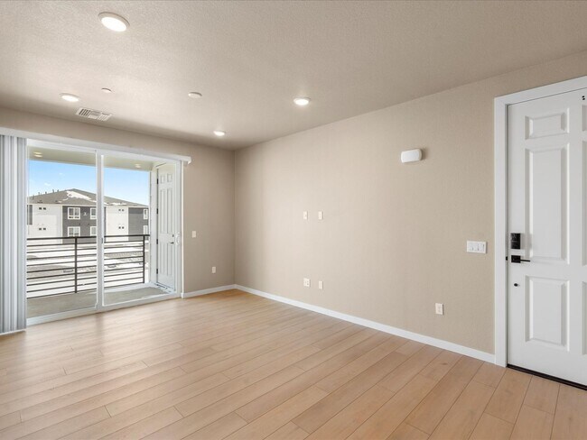 Foto del edificio - Modern 2-Bedroom Condo with Private Patio & Garage in Denver’s Gateway Corridor