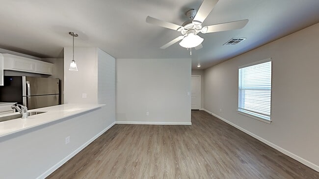 Building Photo - 2 Bedrooms 2 Bathroom 2 Car Garage Duplex Close to Broadway Extension, a short distance from Edmo...