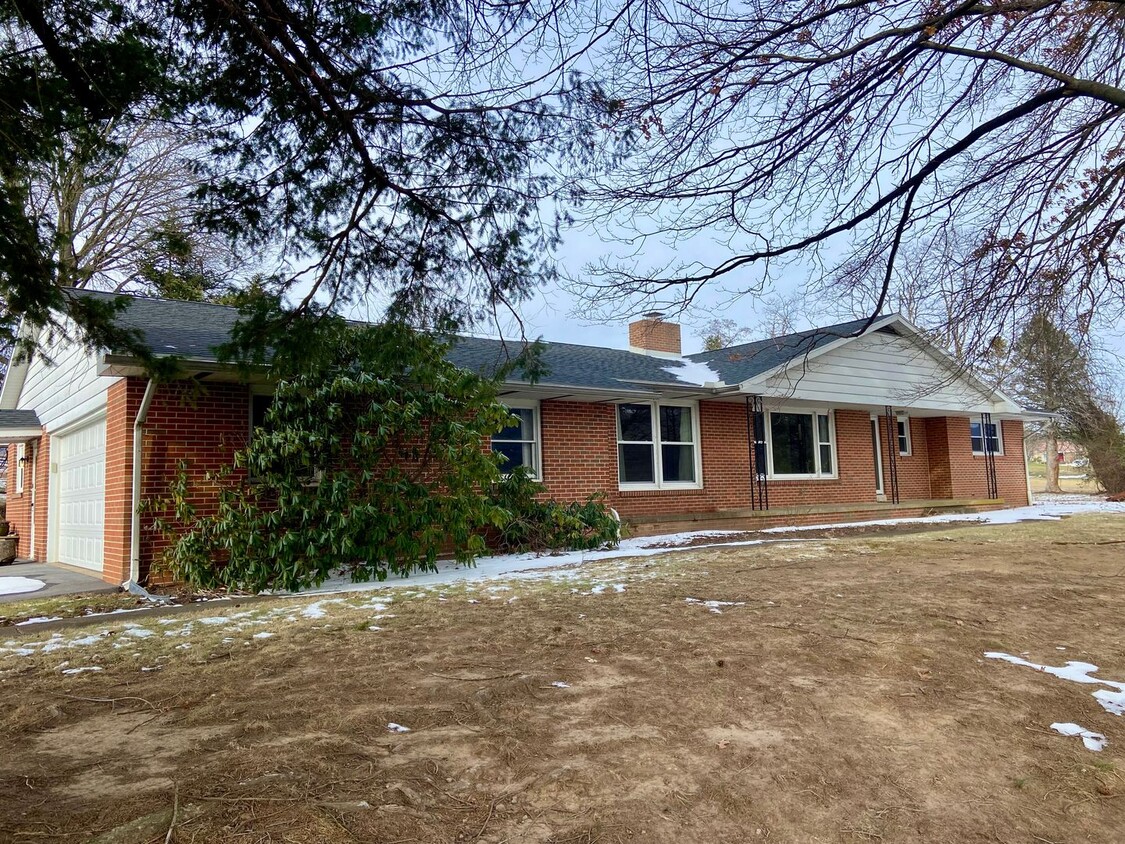 Primary Photo - Welcome to this spacious 4-bedroom, 2.5-ba...