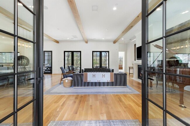 Building Photo - 8443 Hunters Creek Dr