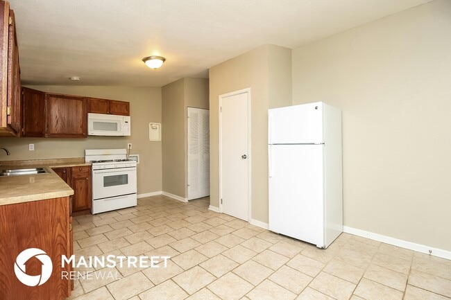 Building Photo - 420 Holiday Dr