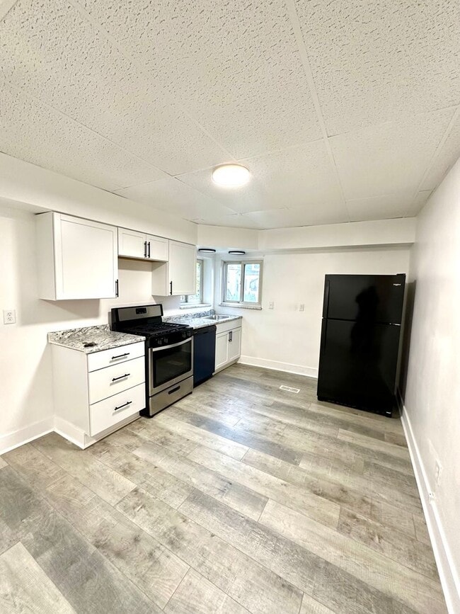 Building Photo - 816 N Sheridan Ave