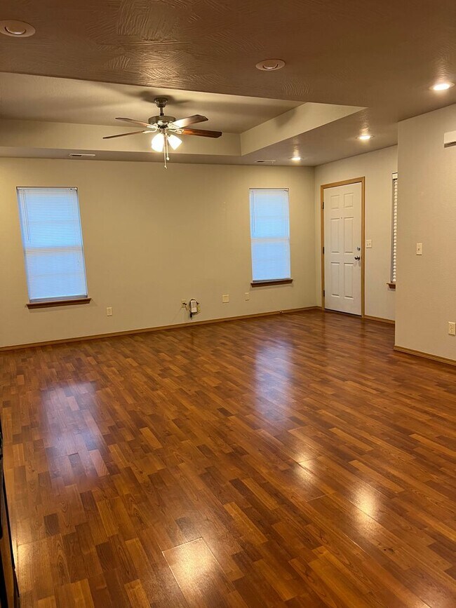 Building Photo - 3 bedroom, 2 bathroom, 2 car garage duplex...