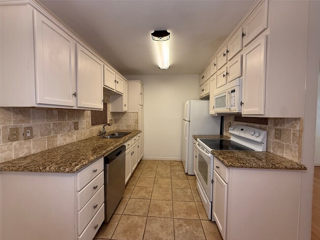 Building Photo - 845 Augusta Dr