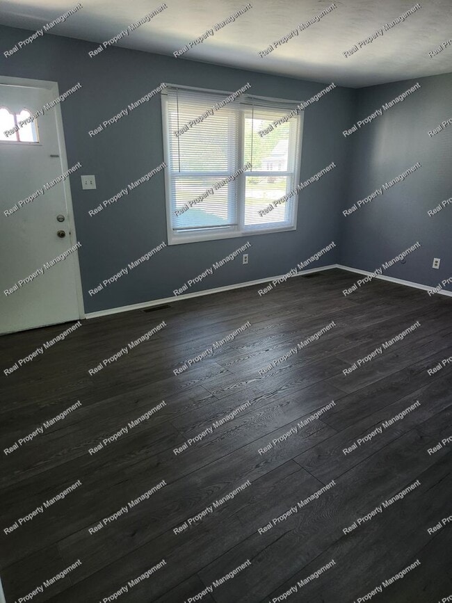 Building Photo - Updated 2 Bedroom