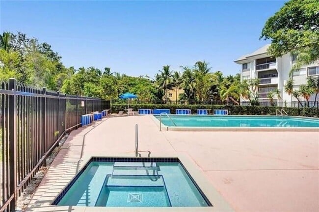 Building Photo - 701 N Pine Island Rd