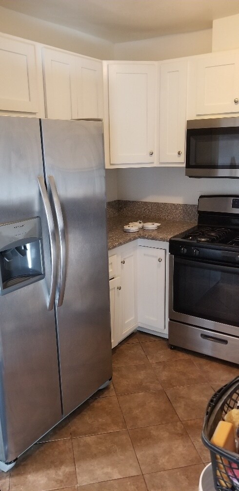 Stainless / Granite Kitchen - 10636 Woodley Ave