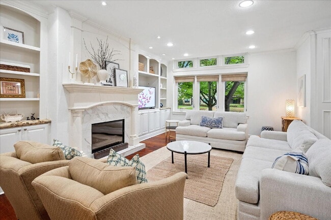 Building Photo - "Beautiful 4-Bedroom, 5" Bath Luxury Living Just Minutes from the Heart of Dallas!"