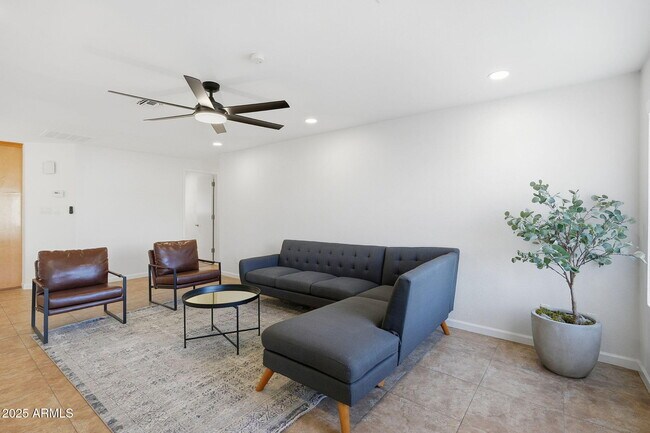 Foto del edificio - 233 E Huntington Dr