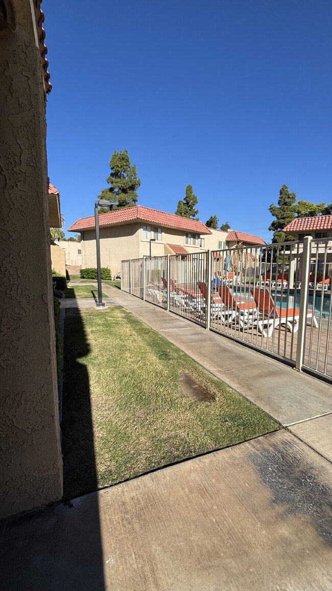 Building Photo - 2 Bedrooms Townhome Availble For Rent in Indio