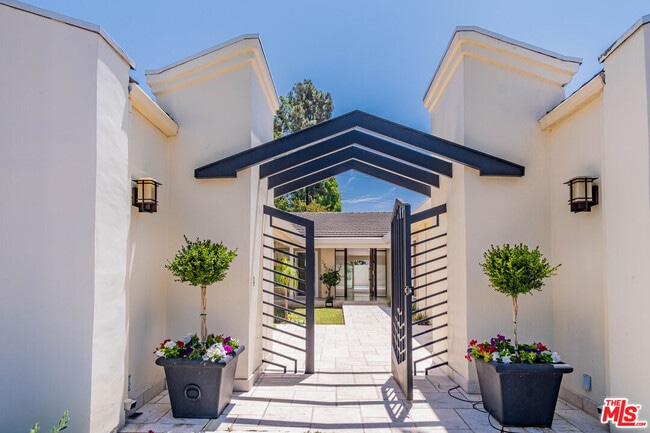 Building Photo - 480 N Robinwood Dr