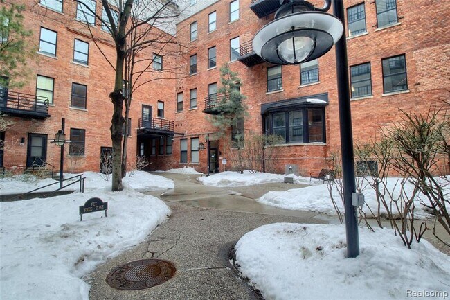 Foto del edificio - 6533 E Jefferson Ave