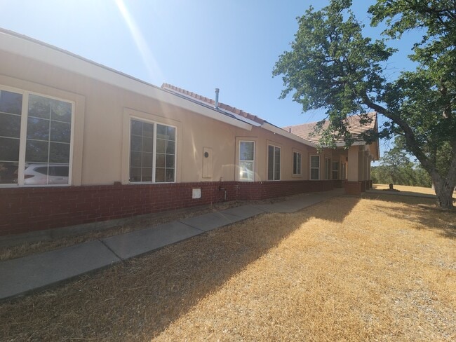 Building Photo - Sunshine. Sunshine Dr