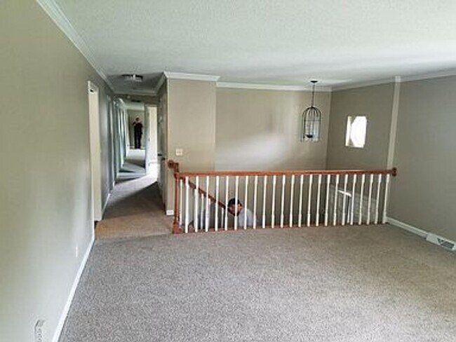 Building Photo - Large 4 bedroom 3 bathroom house in the he...
