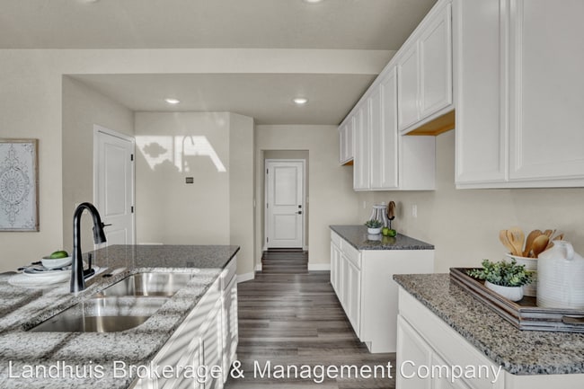 Building Photo - 3 br, 2.5 bath House - 6148 Big Bird Dr