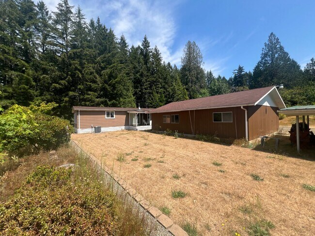 Foto del edificio - Three Bedroom Rental Home on Acreage! Pets Okay! Available Now!