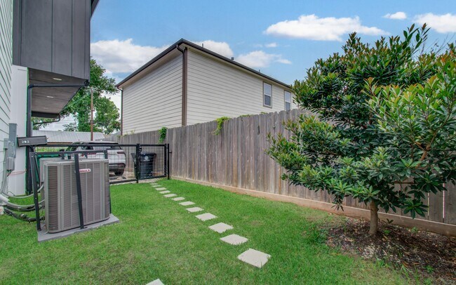 Building Photo - 203 Danna Ln