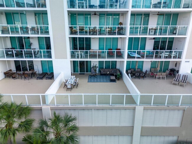 Foto del edificio - 18100 N Bay Rd