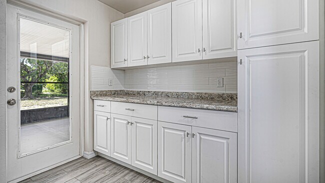 Foto del edificio - 7436 Pine Dr