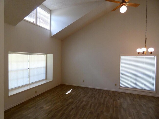 Foto del edificio - 2215 Brook View Ln