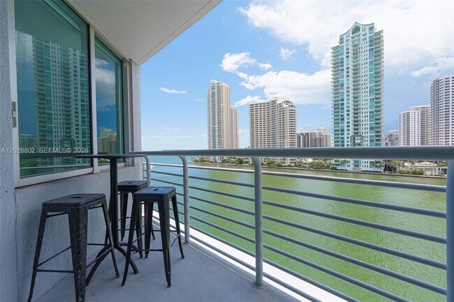 Foto del edificio - 325 S Biscayne Blvd