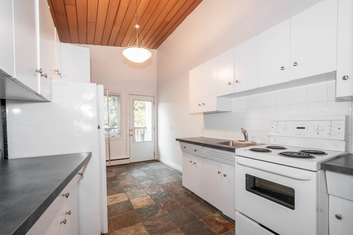 Primary Photo - Leslie