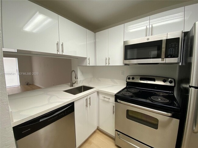Building Photo - 9350 Fontainebleau Blvd