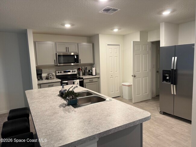 Foto del edificio - 593 Haleybury St SW