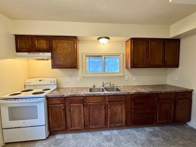 Building Photo - 1062 Merton Ave