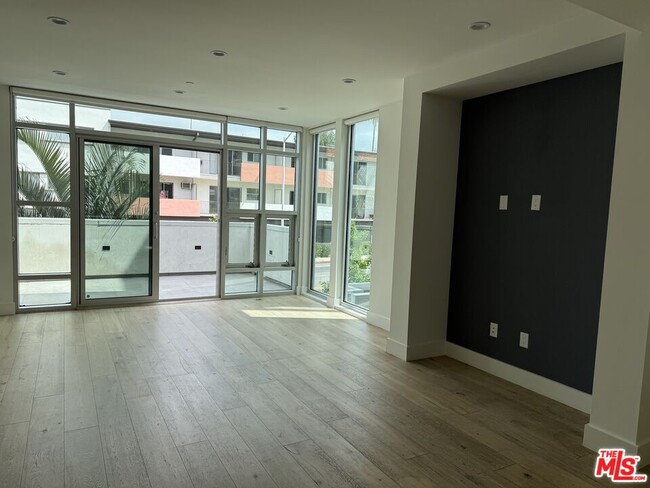 Foto del edificio - 8210 Fountain Ave
