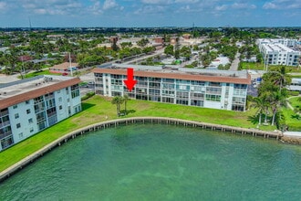Building Photo - 2936 Lake Shore Dr