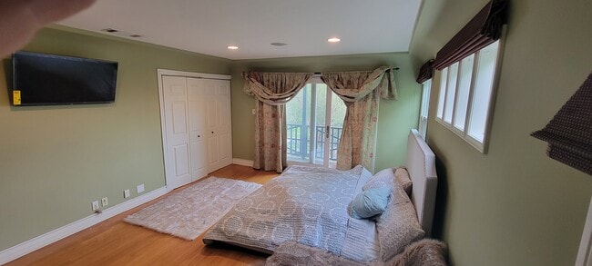 Master Bedroom - 9432 Oakmore Rd
