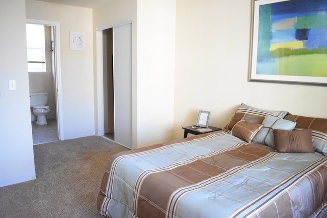 Bedroom - 1BR Flat - Market Gateway Apartments