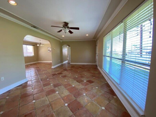 Building Photo - 5511 Manor Rd