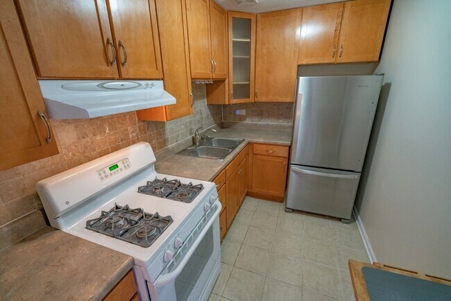 Building Photo - 3620 N Pine Grove Ave