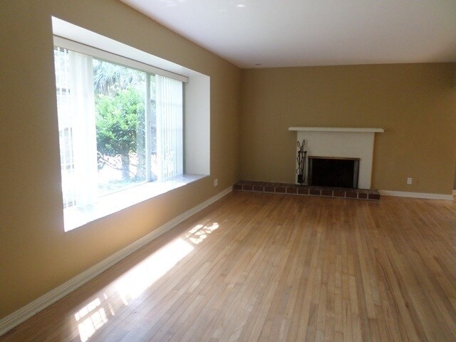 Building Photo - 1100 San Luis Rd