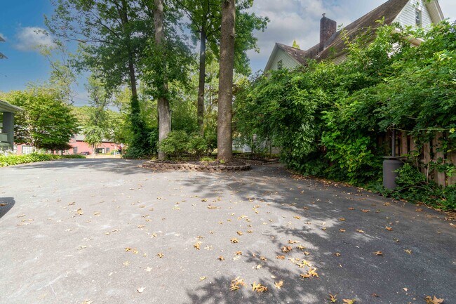 driveway and parking - 354 Lincoln Ave E