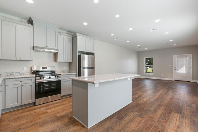 Building Photo - 518 Main St