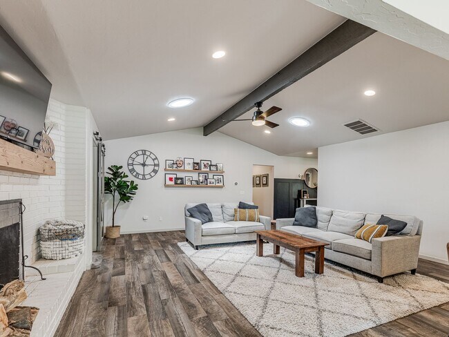 Foto del edificio - 801 Rock Hollow Rd