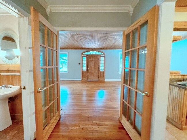 Building Photo - 2 BEDROOM IN THE GARDEN DISTRICT