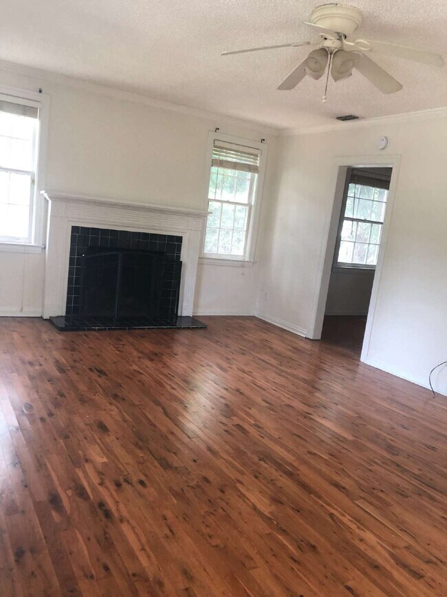 Building Photo - AVAILABLE MID-JUNE:  Charming 2-Bedroom Ho...