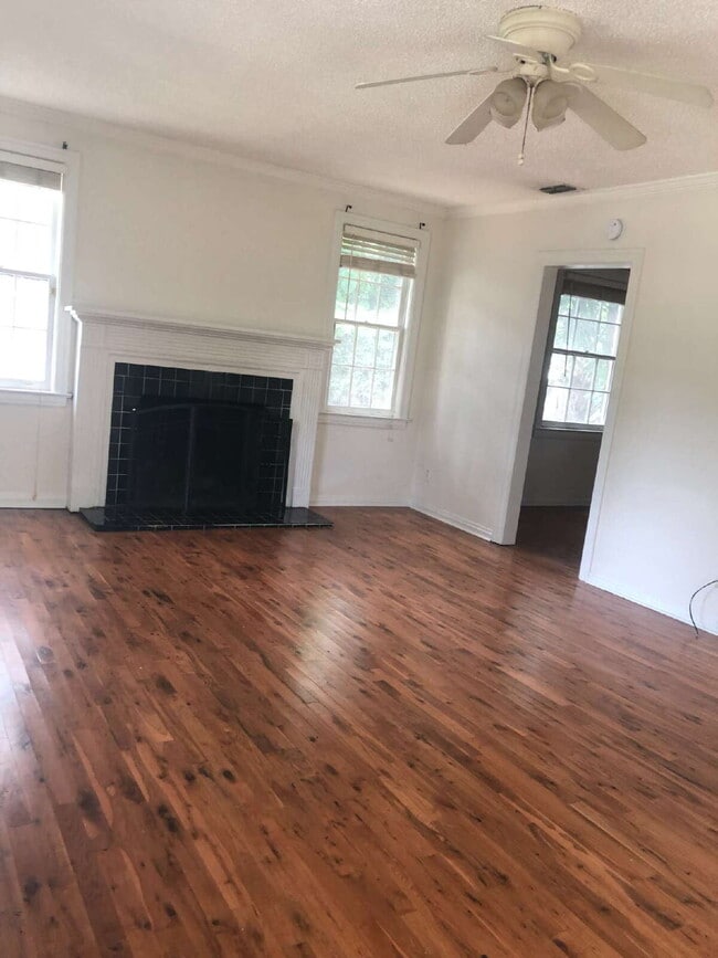 Foto del edificio - AVAILABLE MID-JUNE:  Charming 2-Bedroom Ho...