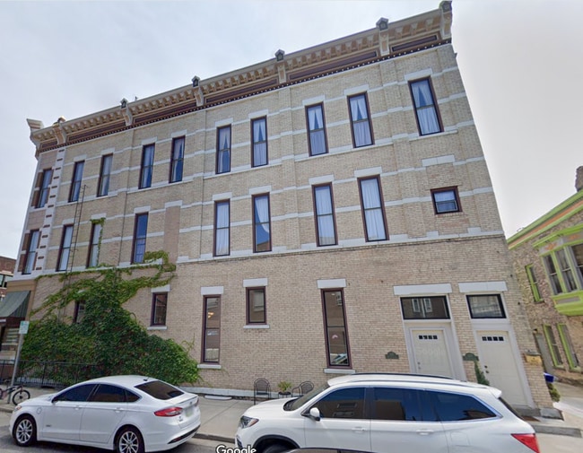 Building Photo - 107 W Lexington Ave