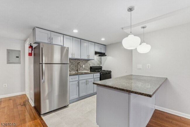 Foto del edificio - 325 Forrest St