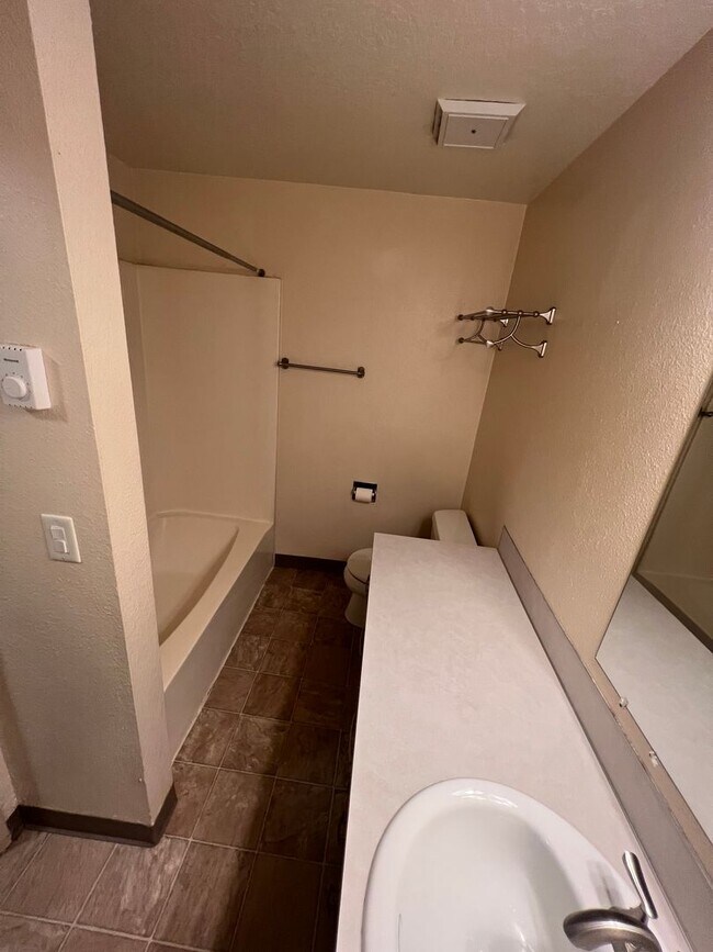 Building Photo - Veneta Duplex
